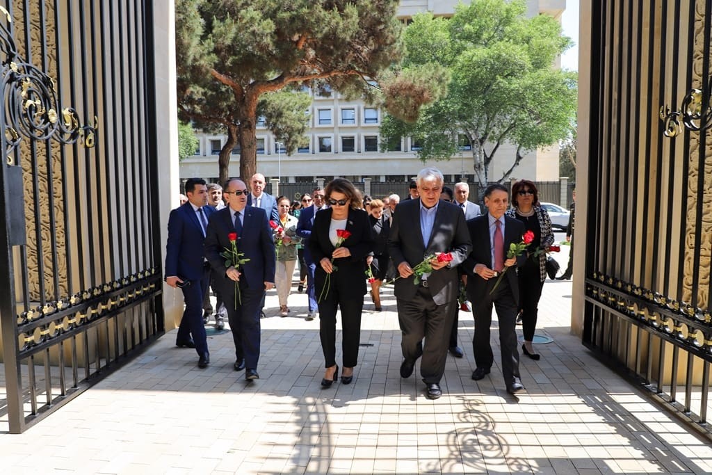 ADU kollektivi ulu öndər Heydər Əliyevin məzarını ziyarət edib - FOTO (VİDEO)